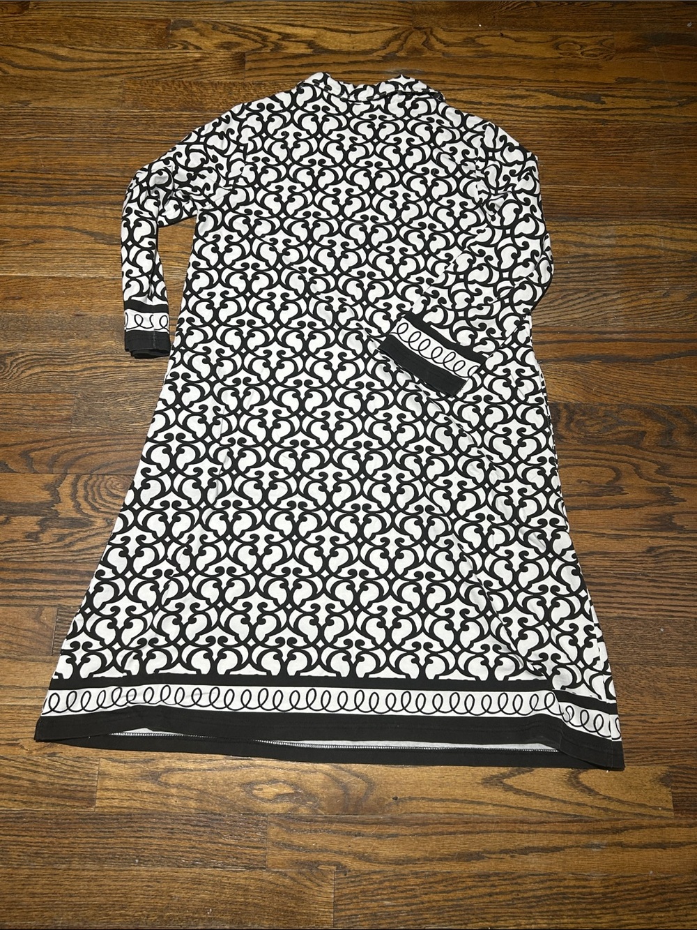 Black & White Patterned Women's Shift Dress - Picture 9 of 9
